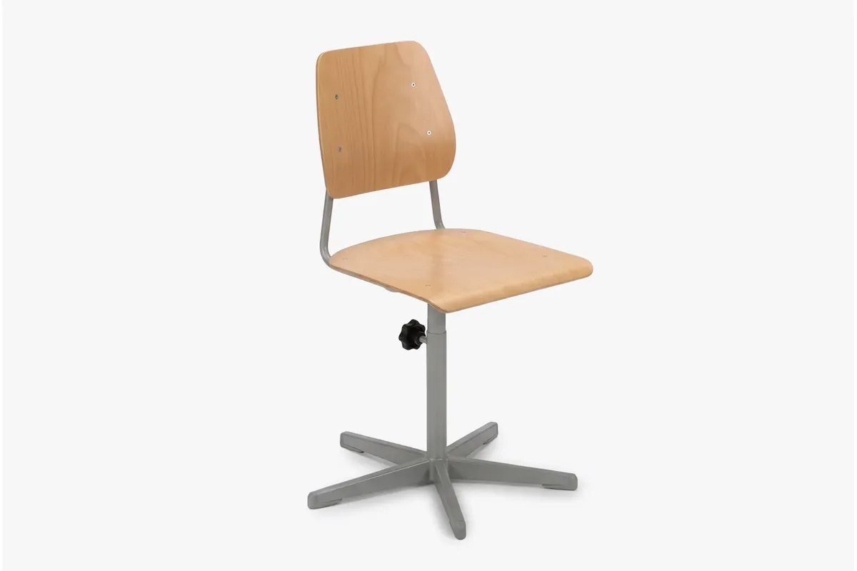 Schulstuhl LEDA mit drehbarem und naturlackiertem Sitz und Gestell RAL 9007 von ADUKA