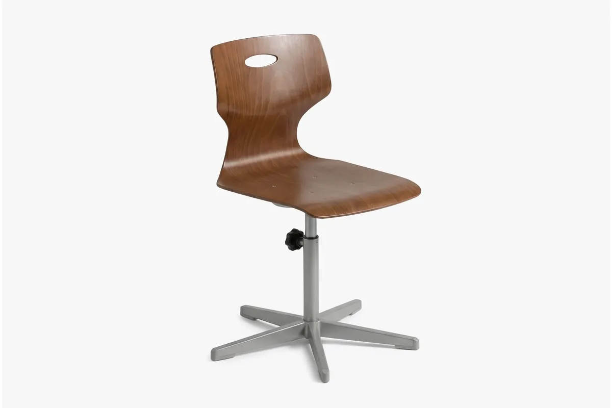 Schulstuhl METIS mit drehbarer Sitzschale RAL 8001 und Gestell RAL 9007 von ADUKA